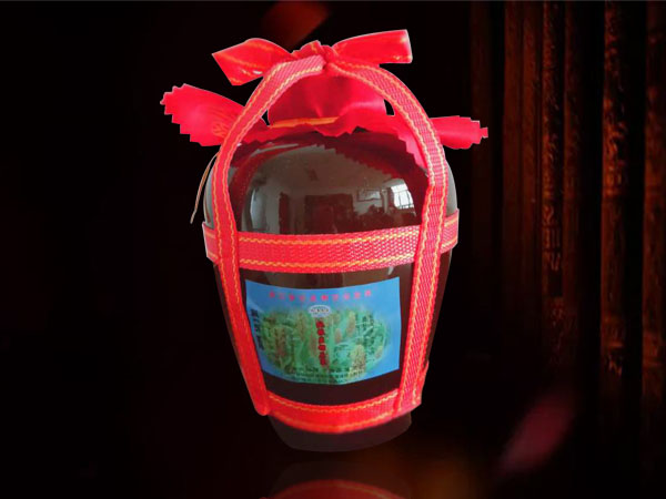 紅(hóng)色陶壇高(gāo)粱酒