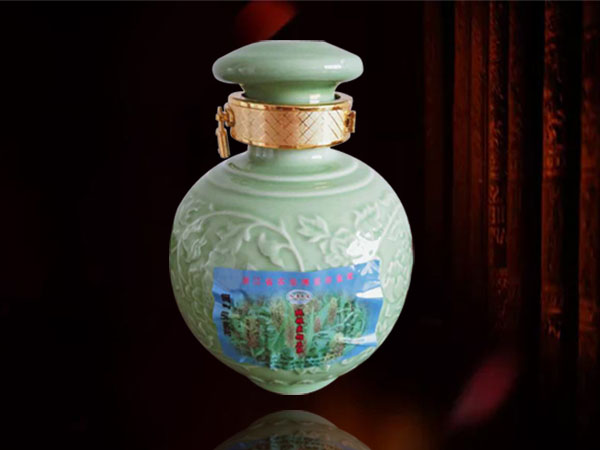 青花(huā)瓷瓶高(gāo)粱酒